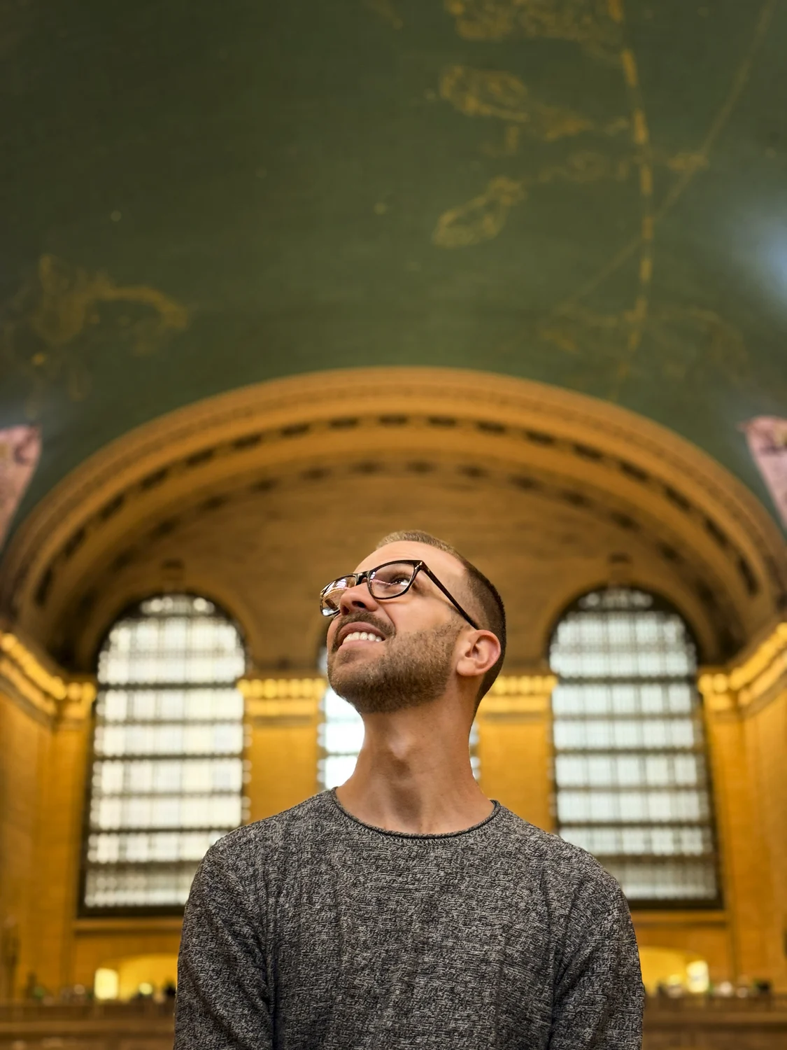 Bruno Lanfranchi em uma estação ferroviária histórica