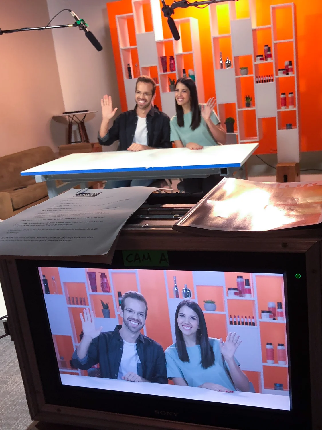 Gravação com mesa e câmeras em estúdio laranja