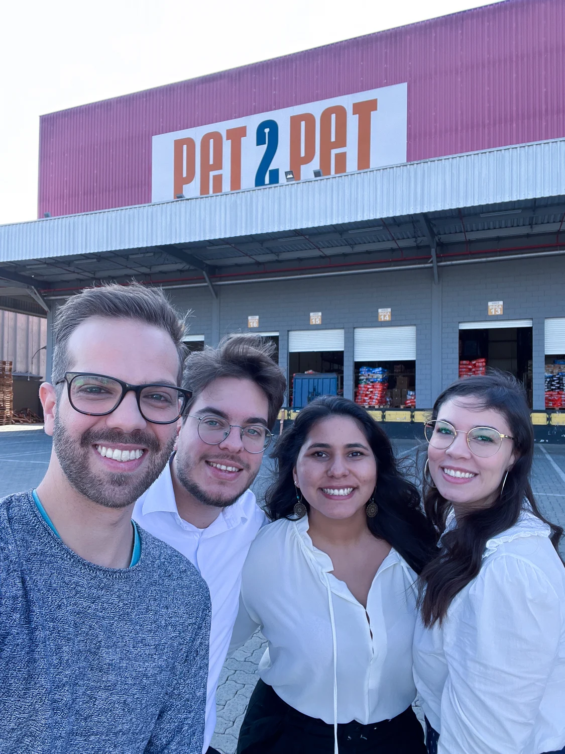 Equipe reunida diante da fachada Pet2Pet