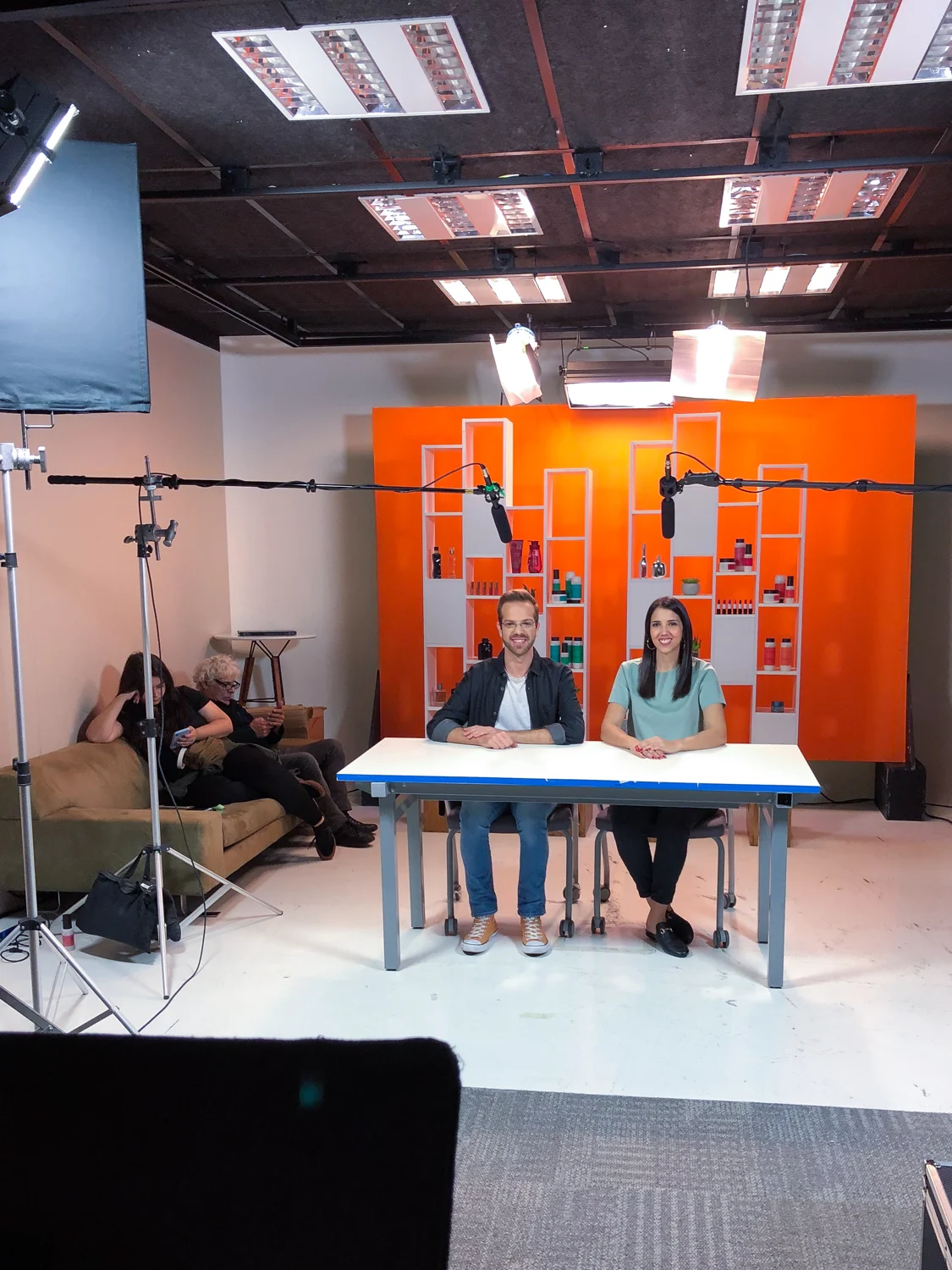 Gravação com mesa e câmeras em estúdio laranja