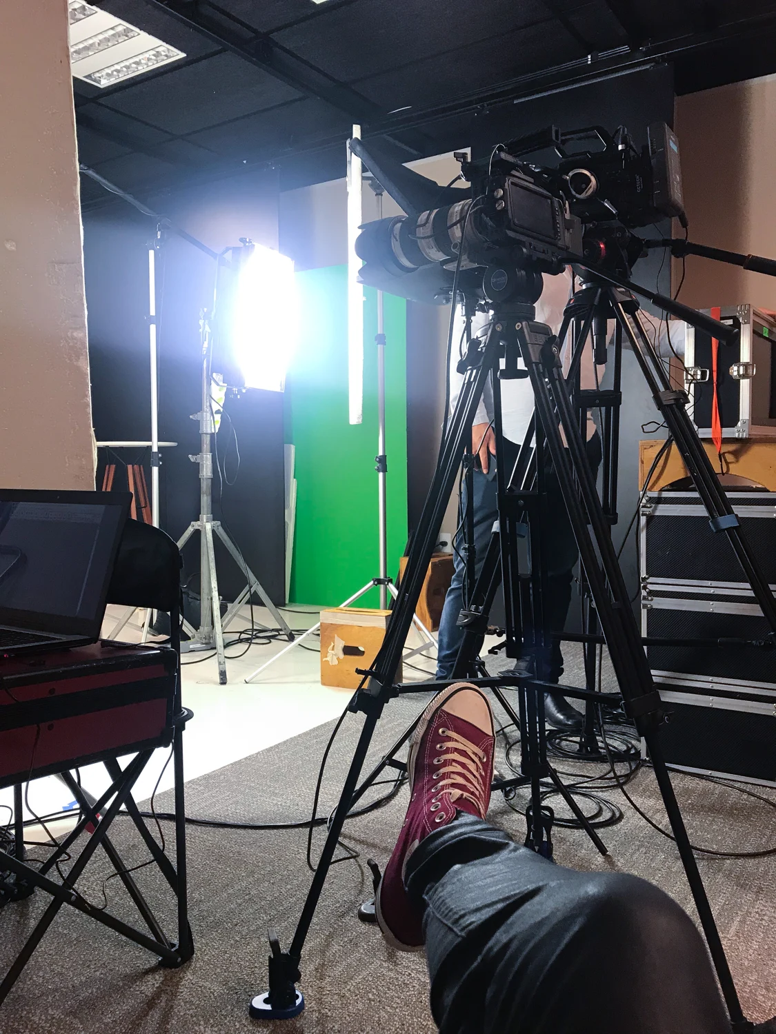 Bastidores de gravação com câmera e iluminação