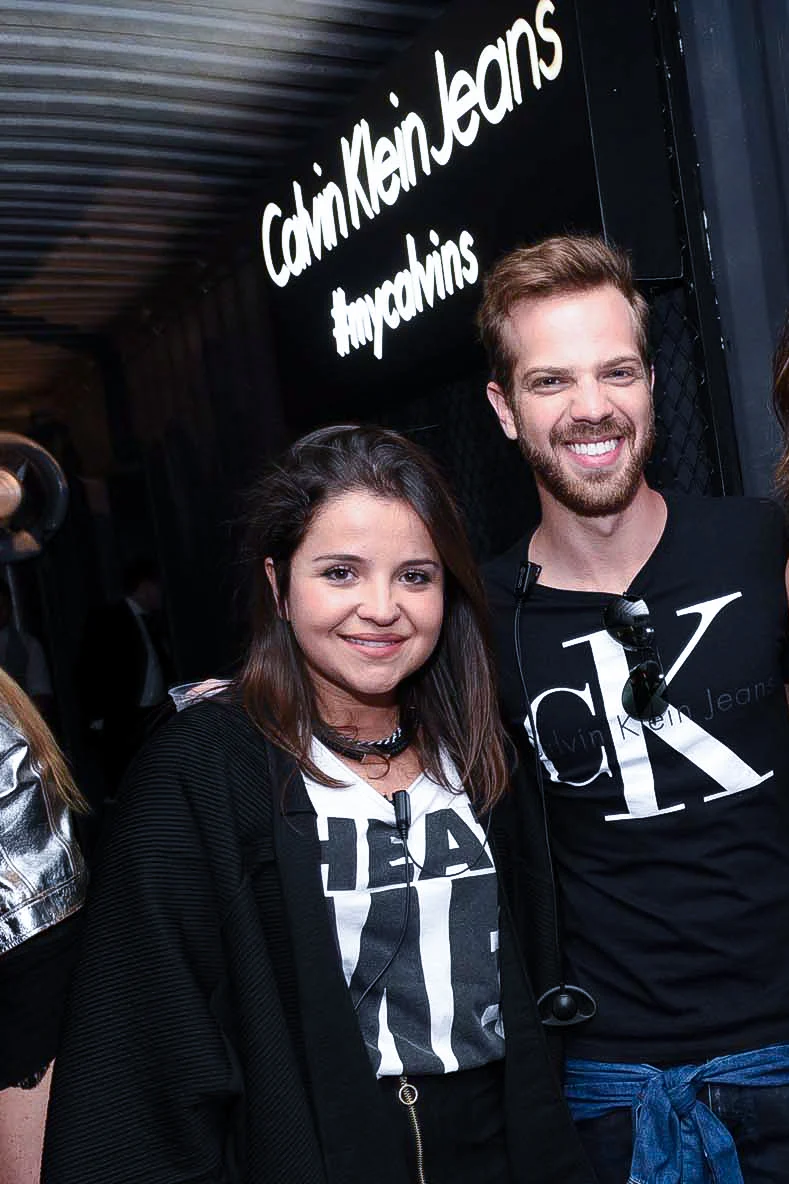 Retrato de dupla em evento Calvin Klein