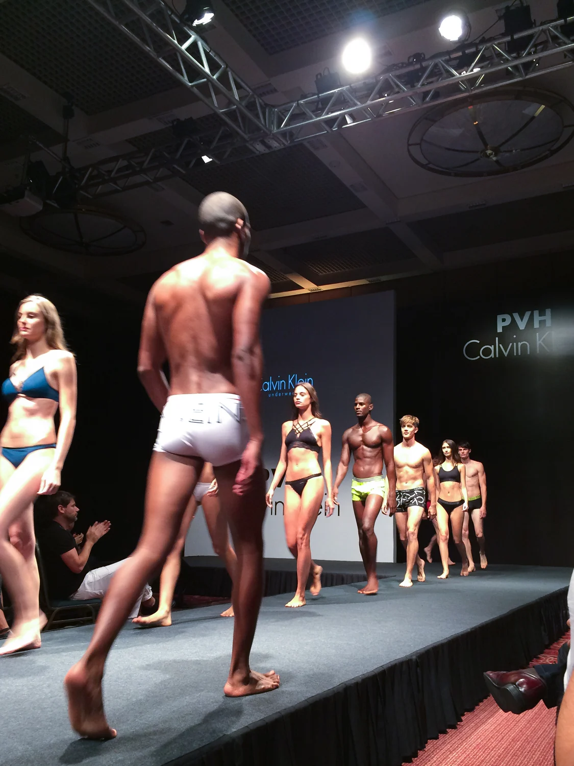 Desfile Calvin Klein com modelos na passarela
