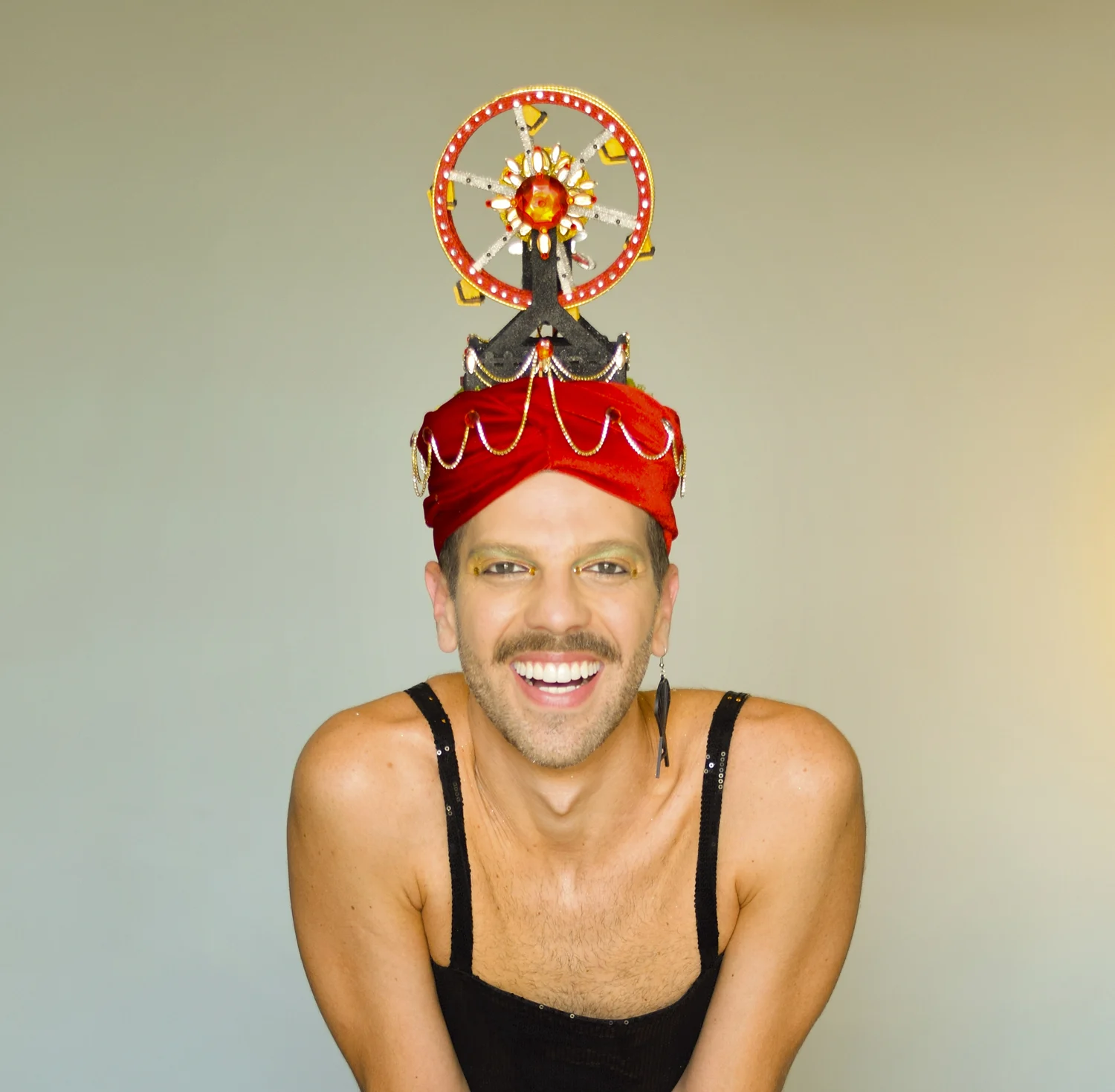 Bruno usando um turbante vermelho do Estúdio ALA