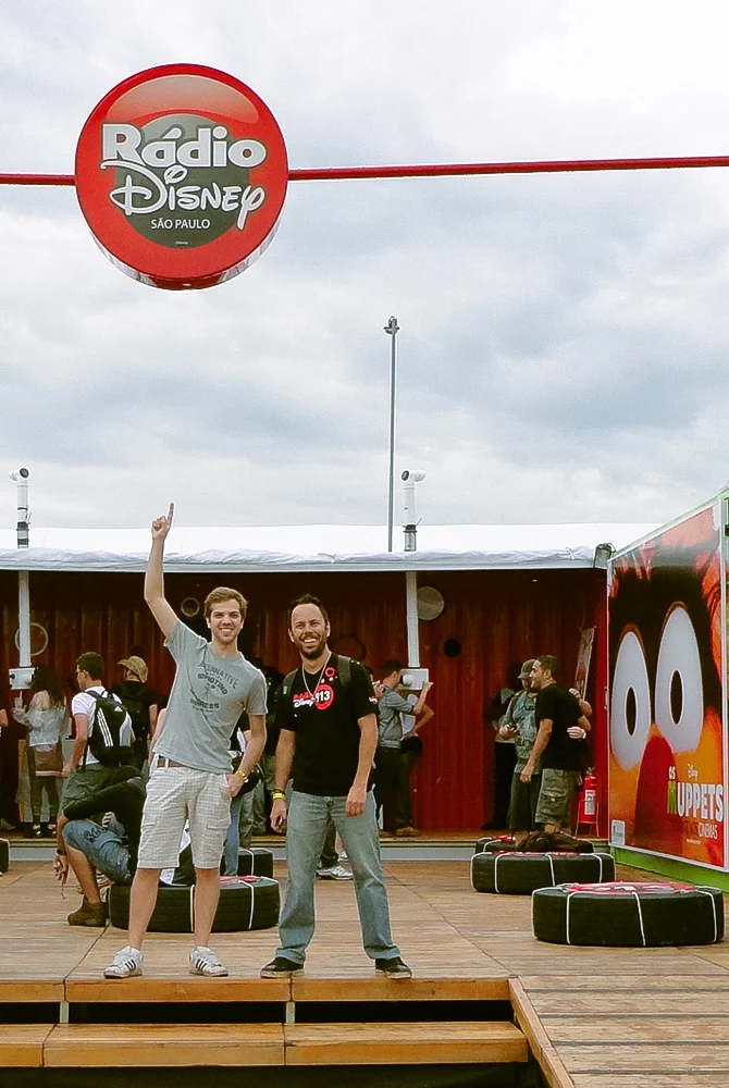 Apresentação da Rádio Disney em palco externo