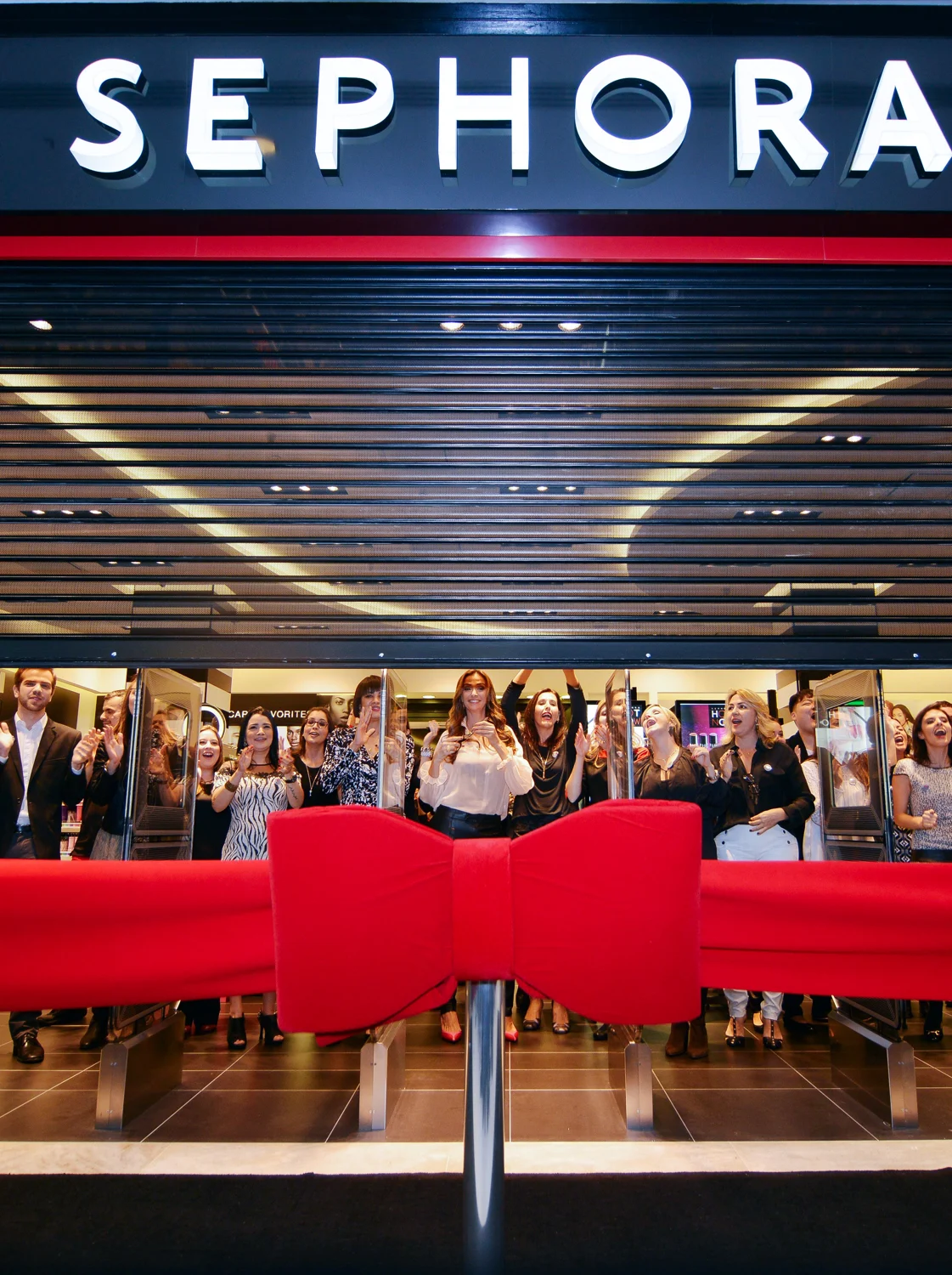 Inauguração de loja Sephora com laço vermelho