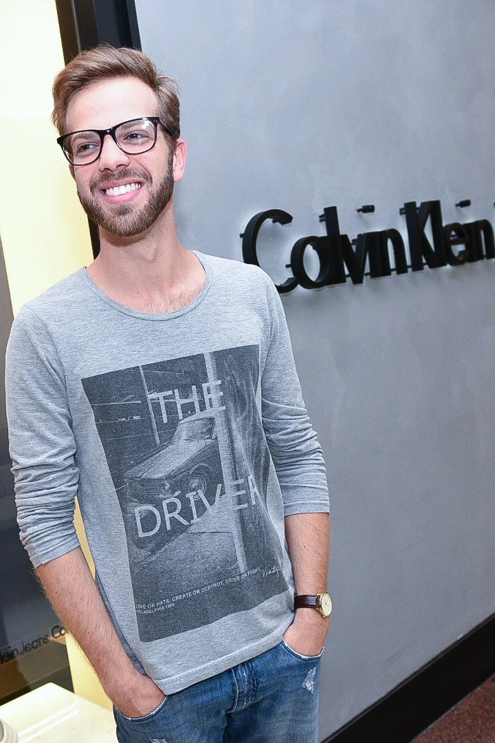 Retrato diante do logotipo Calvin Klein