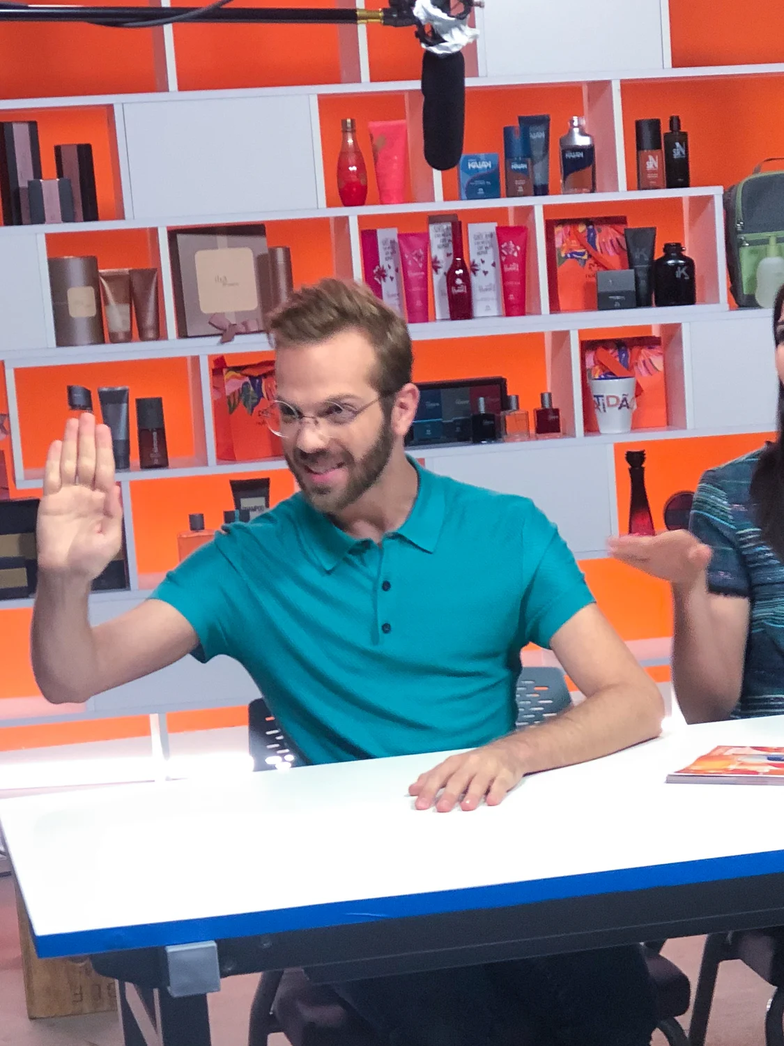 Apresentador em estúdio laranja