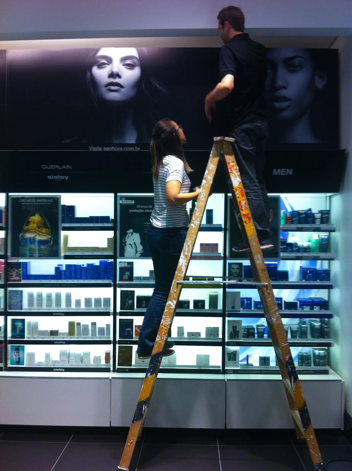 Montagem de mobiliário e exposição de produtos