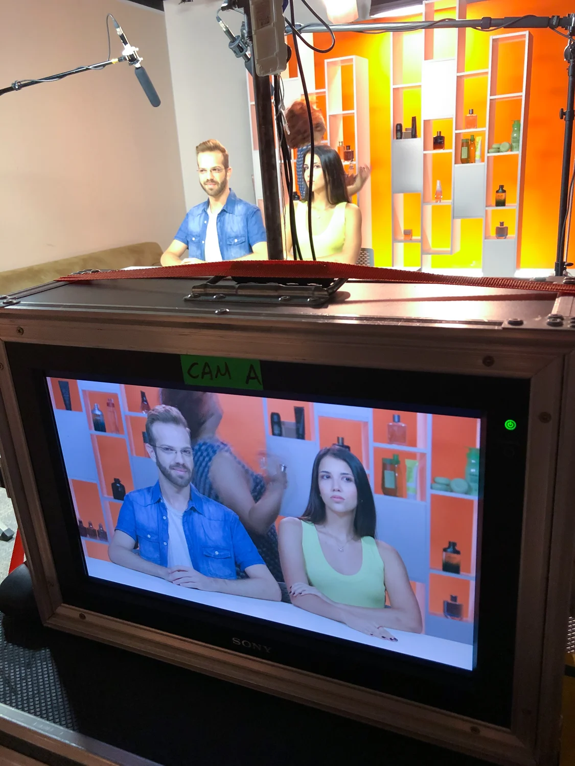 Programa gravado exibido em monitor de estúdio