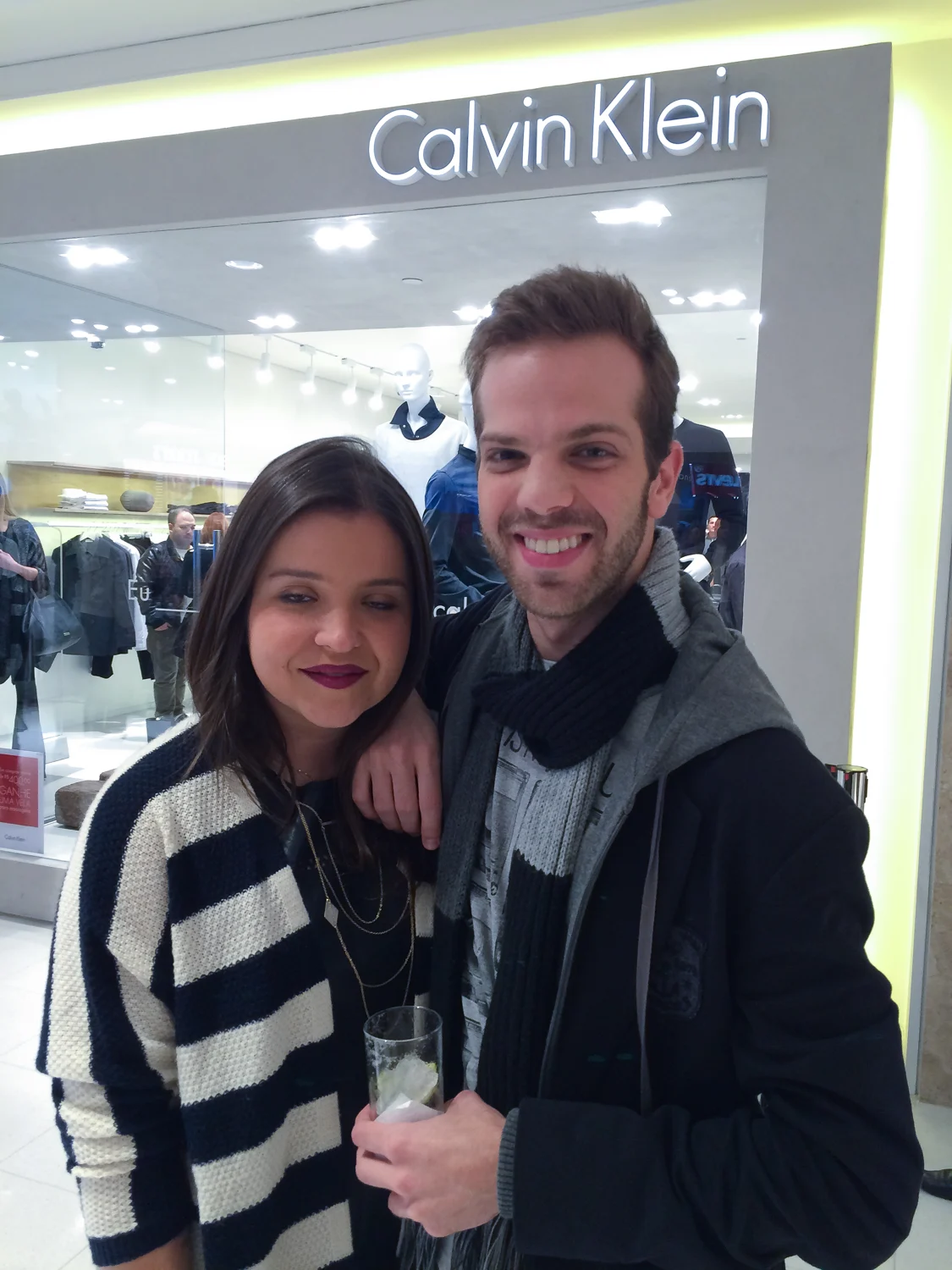 Dupla em frente ao logotipo Calvin Klein