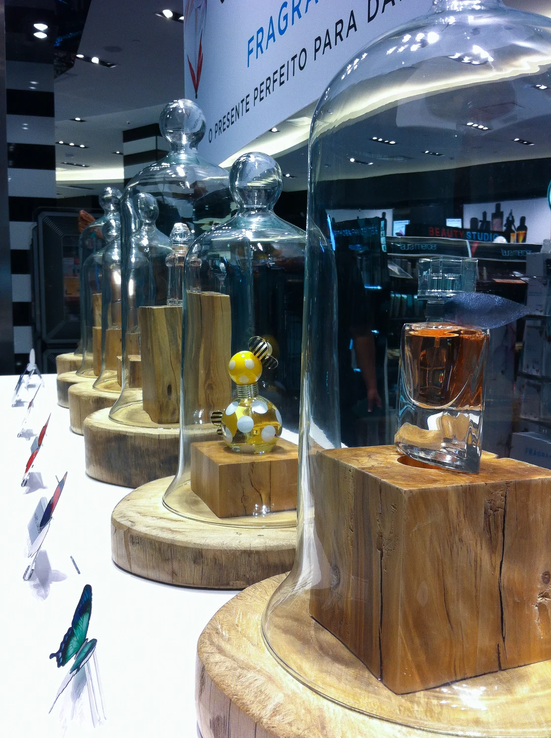 Exposição de perfumes e produtos na loja