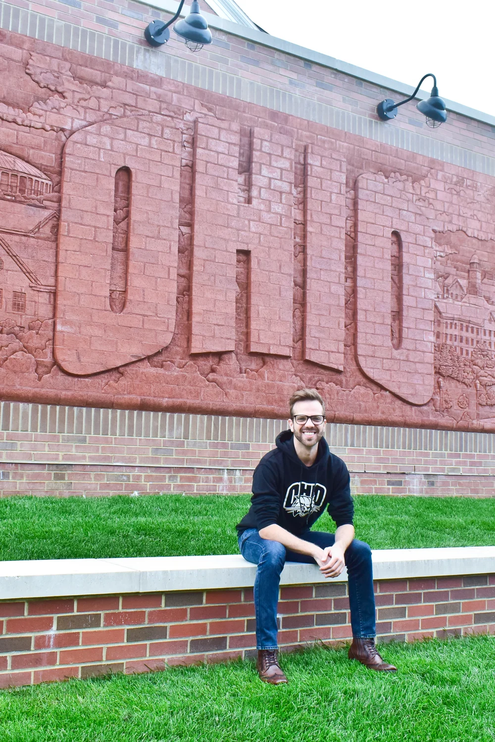 BL — 2017-07-25 — Formação Ohio University — Universidade Ohio — retrato junto à fachada