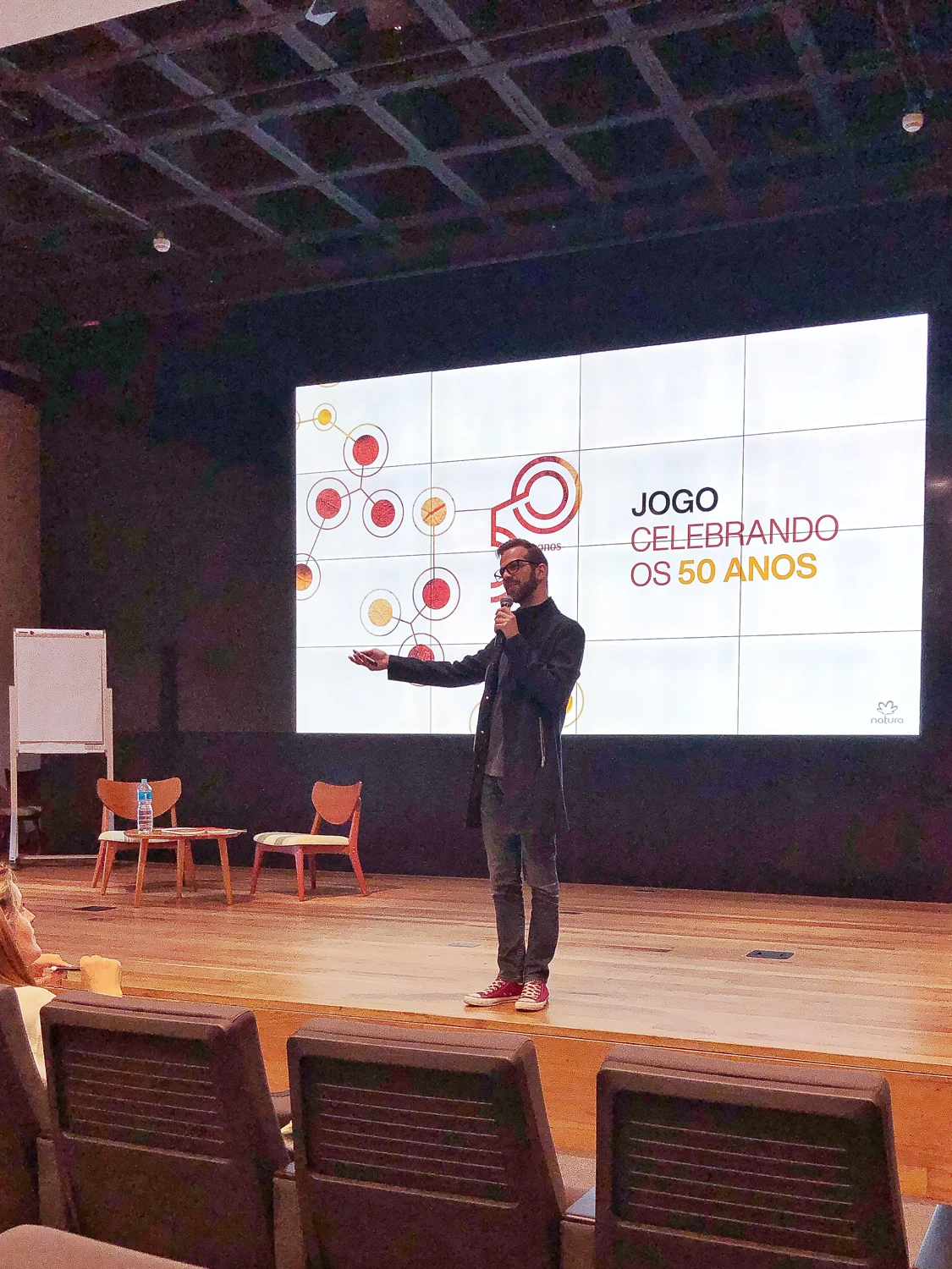 Apresentação em palco de evento corporativo