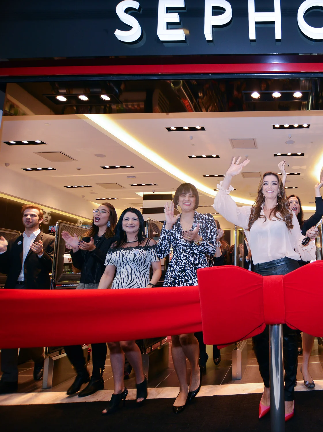 Inauguração de loja Sephora com laço vermelho