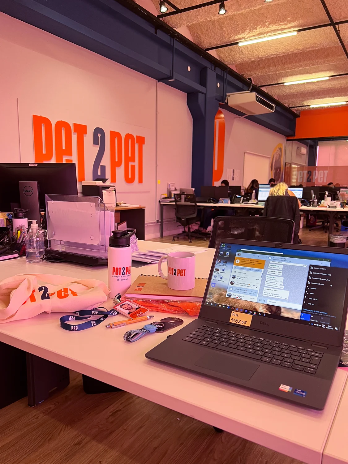 Postos de trabalho e monitores Pet2Pet