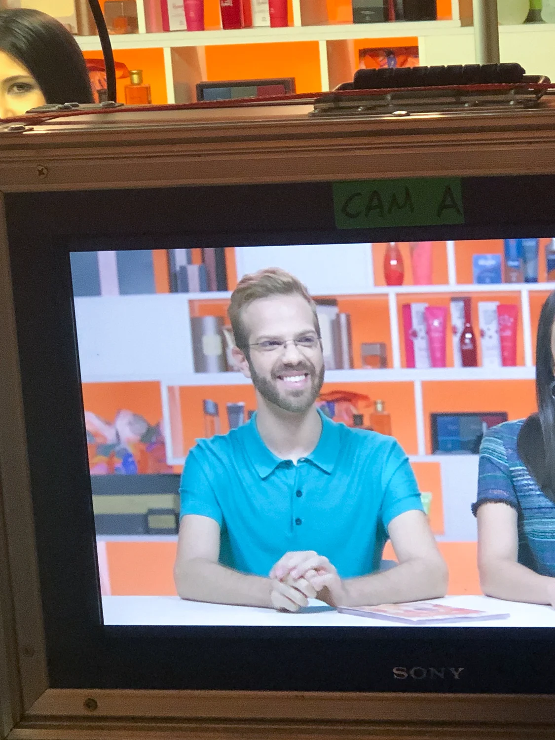 Apresentador em estúdio laranja
