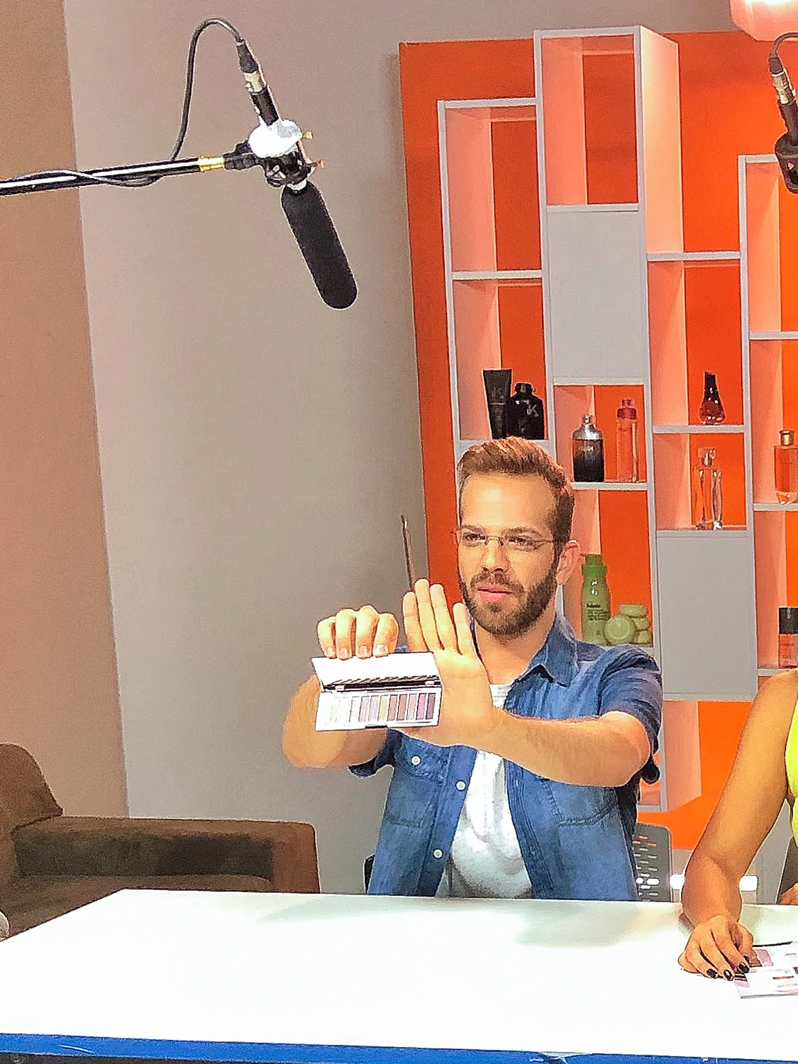 Gravação de apresentador em estúdio laranja