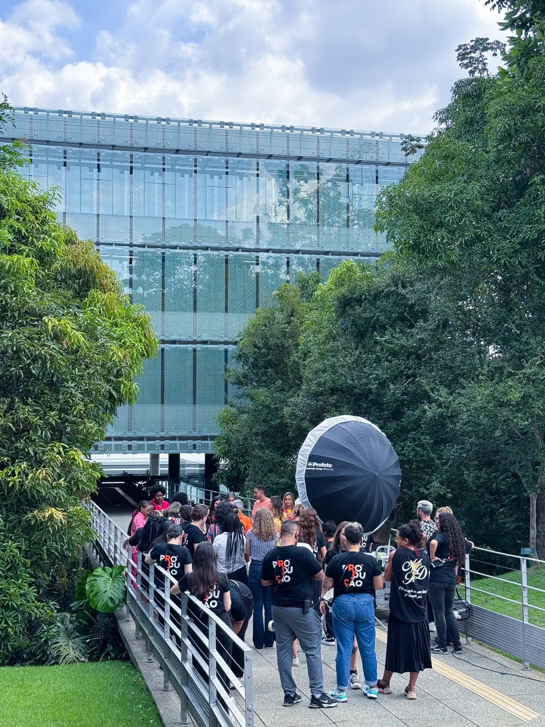 Equipe reunida no jardim de edifício