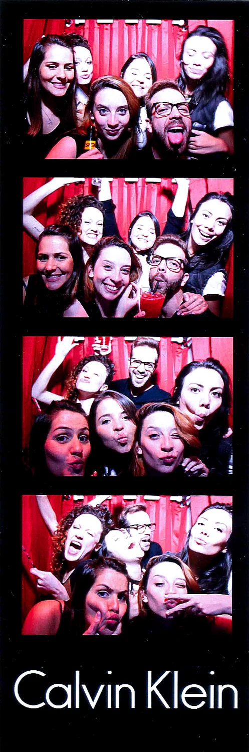 Tira de fotos da equipe em cabine de evento