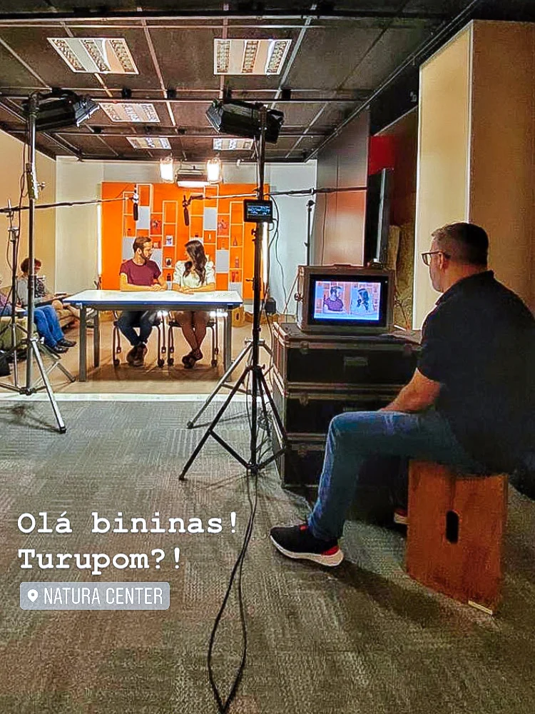 Bastidores de gravação em estúdio laranja