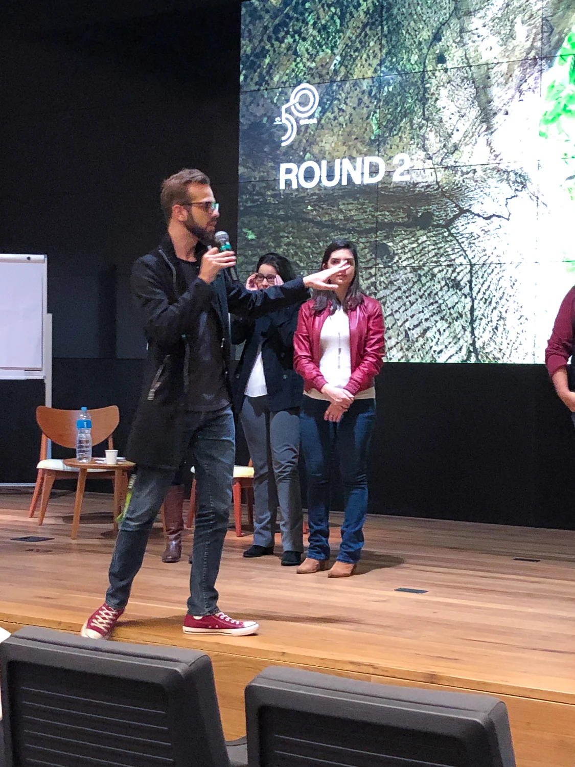 Apresentação em palco de evento corporativo
